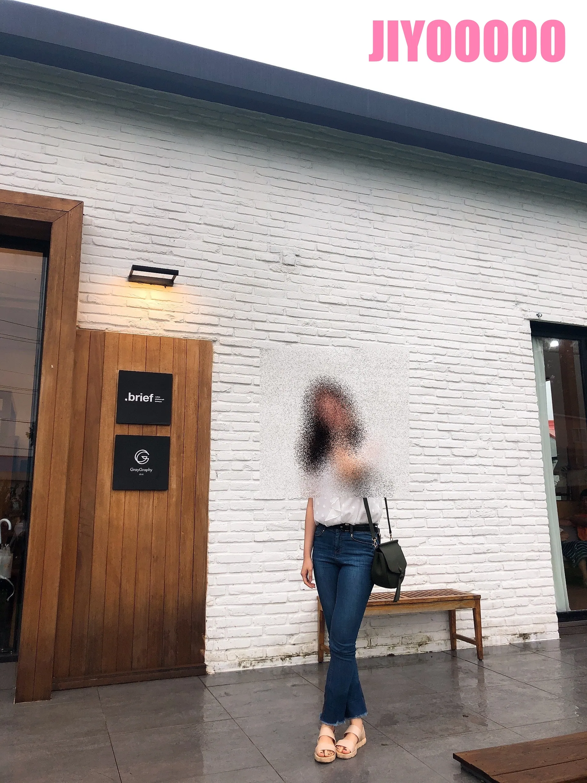 브리프 애월 — 방문객이 서 있는 카페 입구 (2019년 가을 촬영)