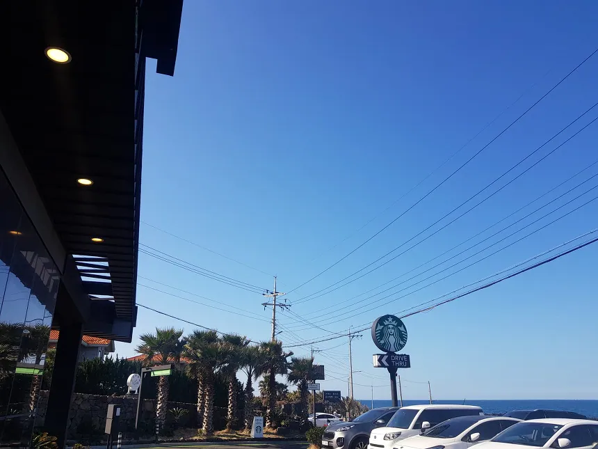 스타벅스 제주애월DT점 — 도로에서 본 매장 간판 (2020-01-21 촬영)