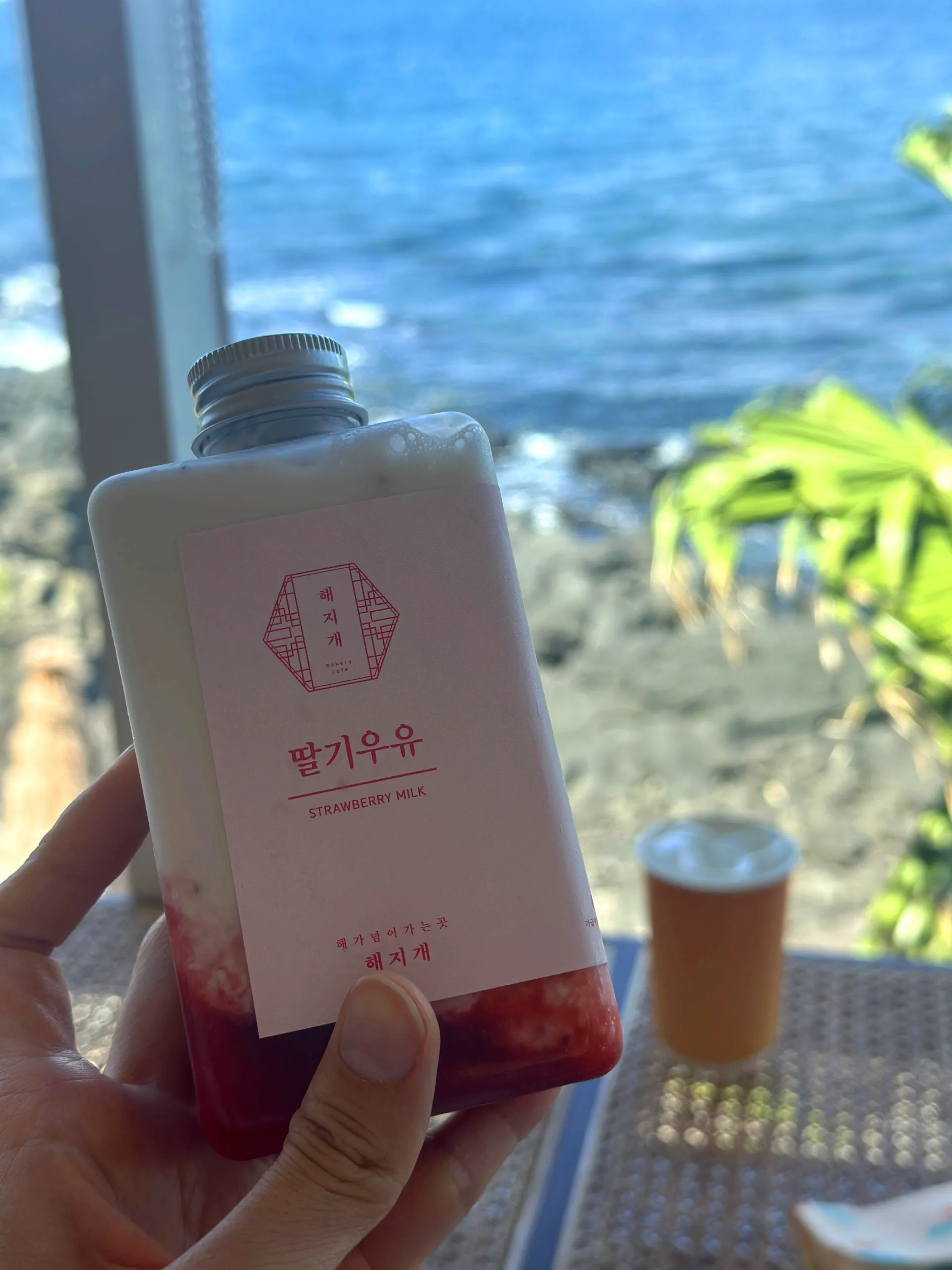 해지개 — 해지개 딸기우유와 창밖 풍경 (2024-07-24 게시, 촬영일 미확인)