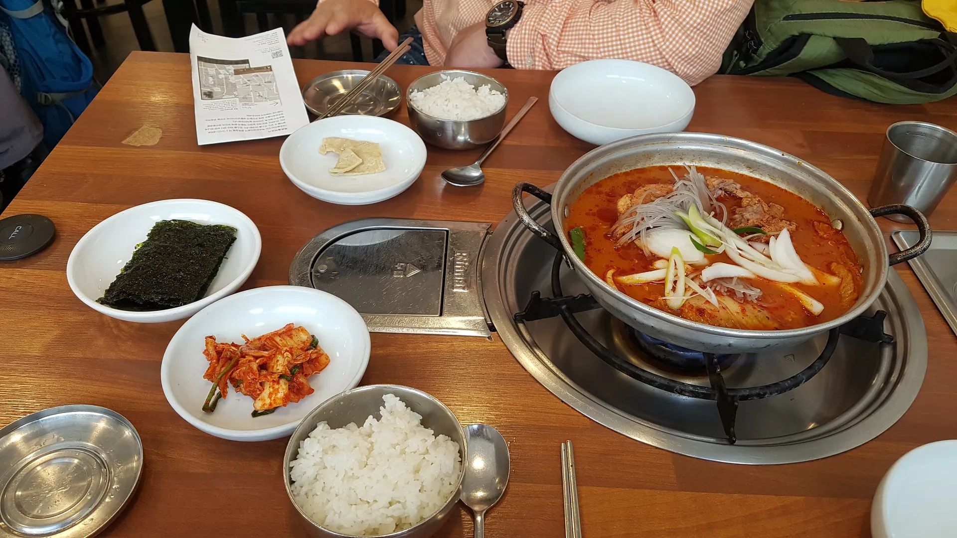 북촌김치재 테이블에 차려진 묵은지 갈비찜과 반찬