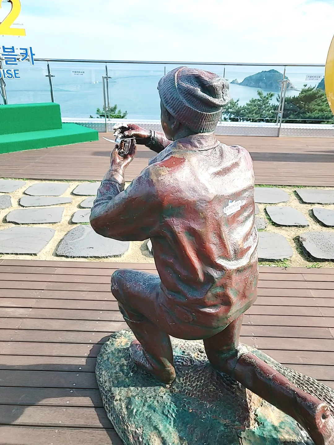 송도해상케이블카 송도스카이파크 — Photo-point sculpture on the upper Sky Park terrace with the harbor behind it; the article describes this as a statue area inside the park. Photo capture date unconfirmed; article published 2022-09-27T15:44:57+09:00.