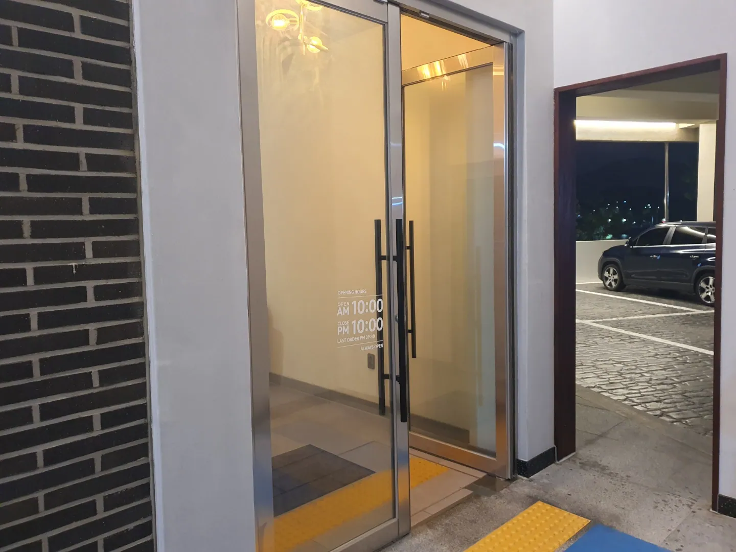 카페윤의 출입구. 2023년 2월 게시된 재개장 방문 사진.