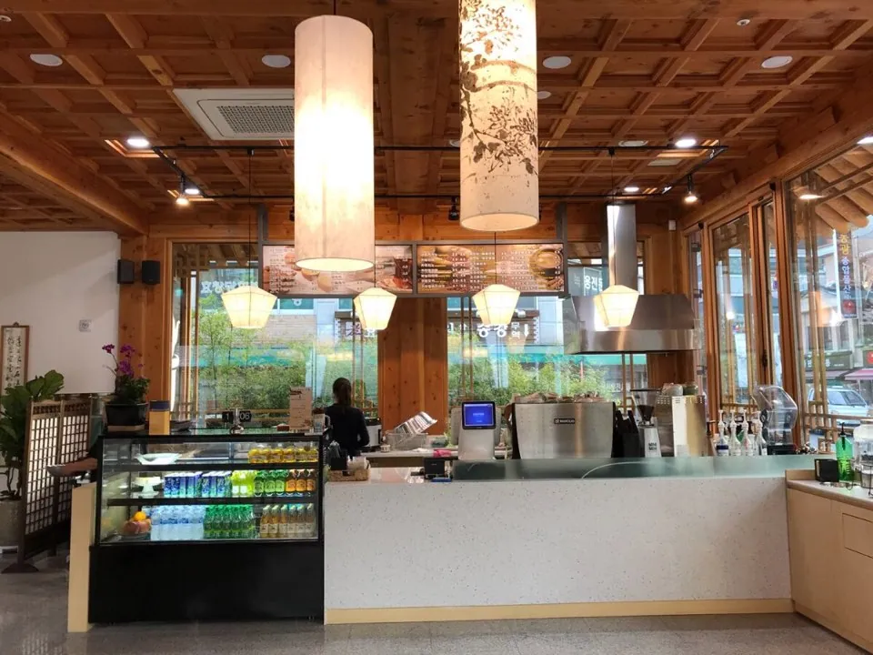 File:Cafeteria in Seoul K-Medi Center.jpg · 자료 표기일 2018-04-18