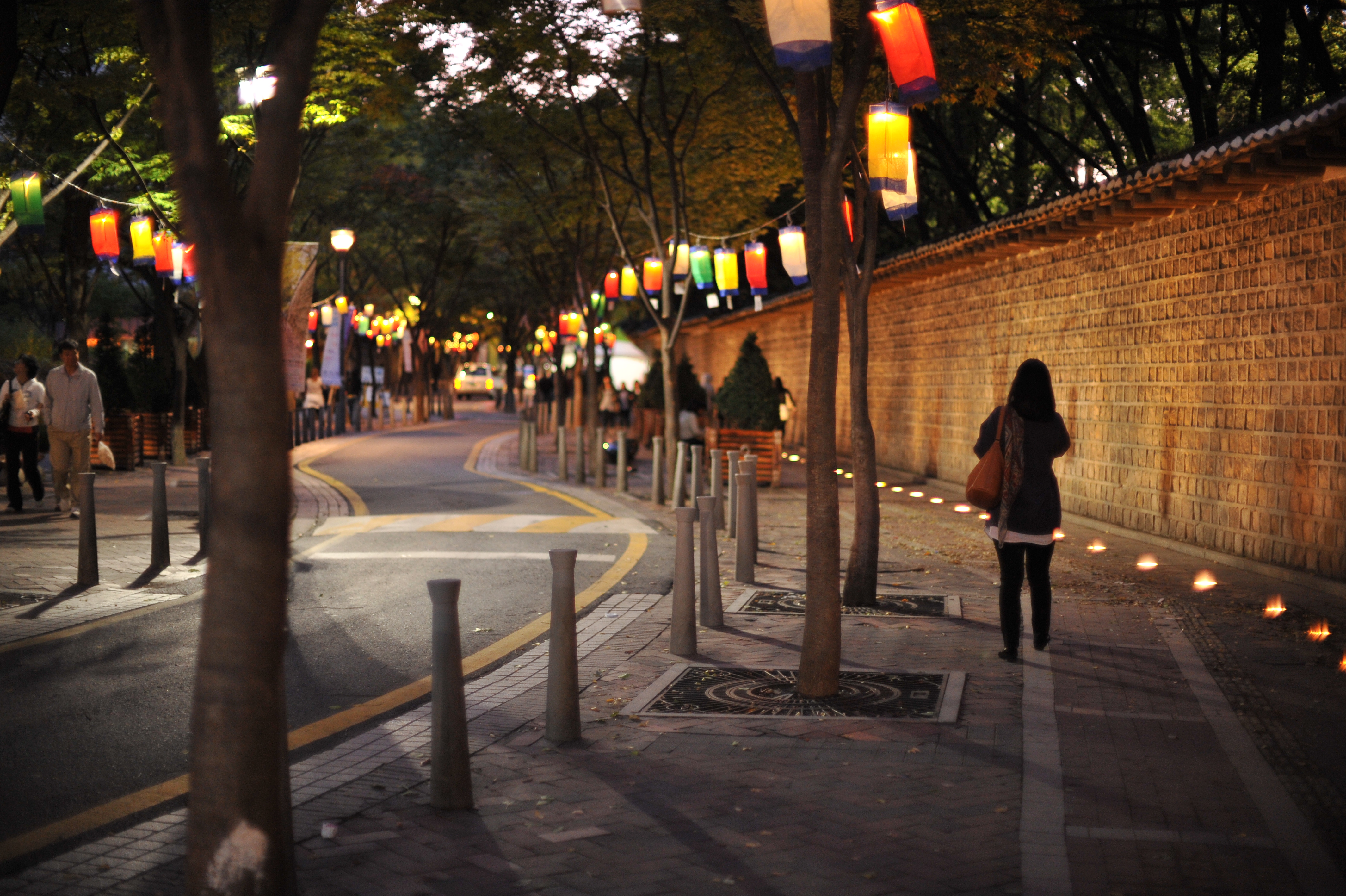 File:밤의 덕수궁 돌담길.jpg · 자료 표기일 2009-10-17 18:10:46