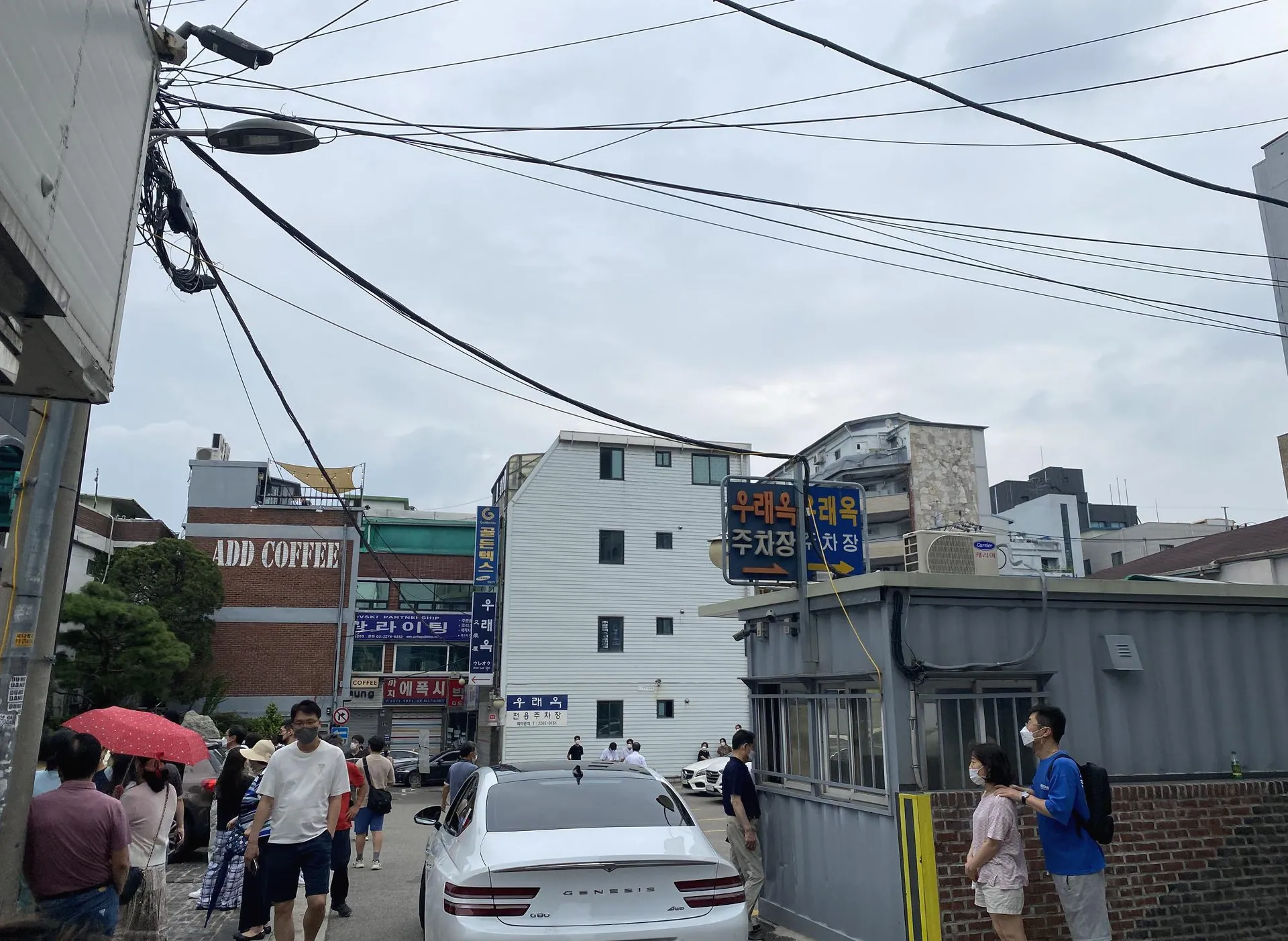 우래옥 본점 · 원문 게시 당시 방문 사진 (2022-01-21T13:29:56+09:00). 우래옥 본점 외관과 인접 진입로0–4 승인. 청계천/광장시장으로 이동한5·6은 별도 장소로 보류.