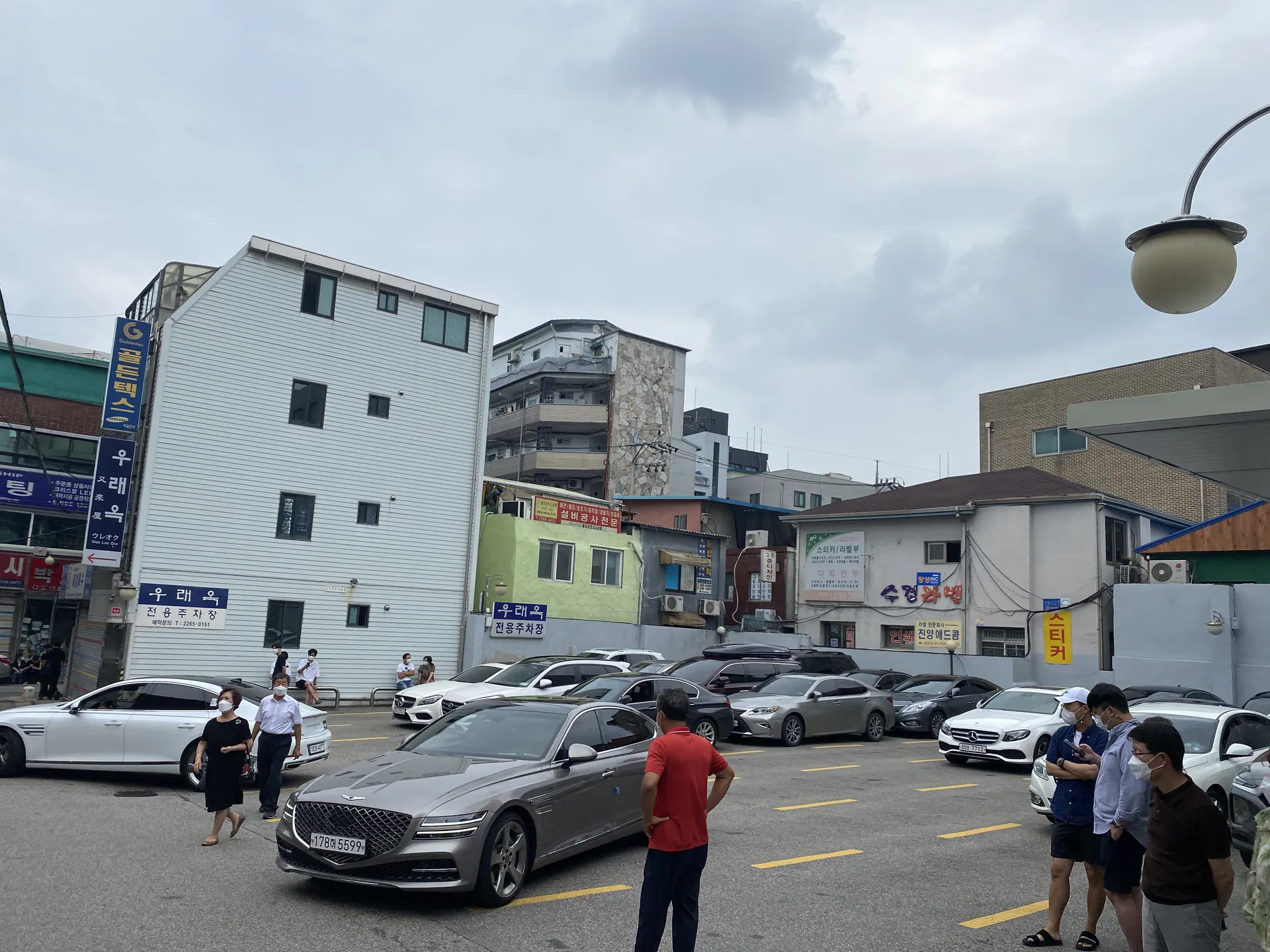 우래옥 본점 · 원문 게시 당시 방문 사진 (2022-01-21T13:29:56+09:00). 우래옥 본점 외관과 인접 진입로0–4 승인. 청계천/광장시장으로 이동한5·6은 별도 장소로 보류.