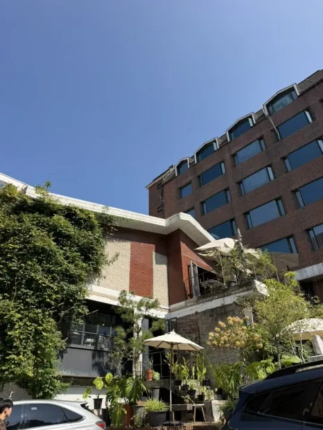 카페413 프로젝트 역삼점 외관과 테라스 — 2026-09-29 게시 방문기, 촬영일 미확인
