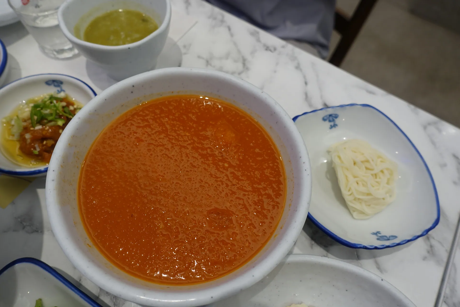 Mulhoe and side dishes served at 광안리 신라횟집.