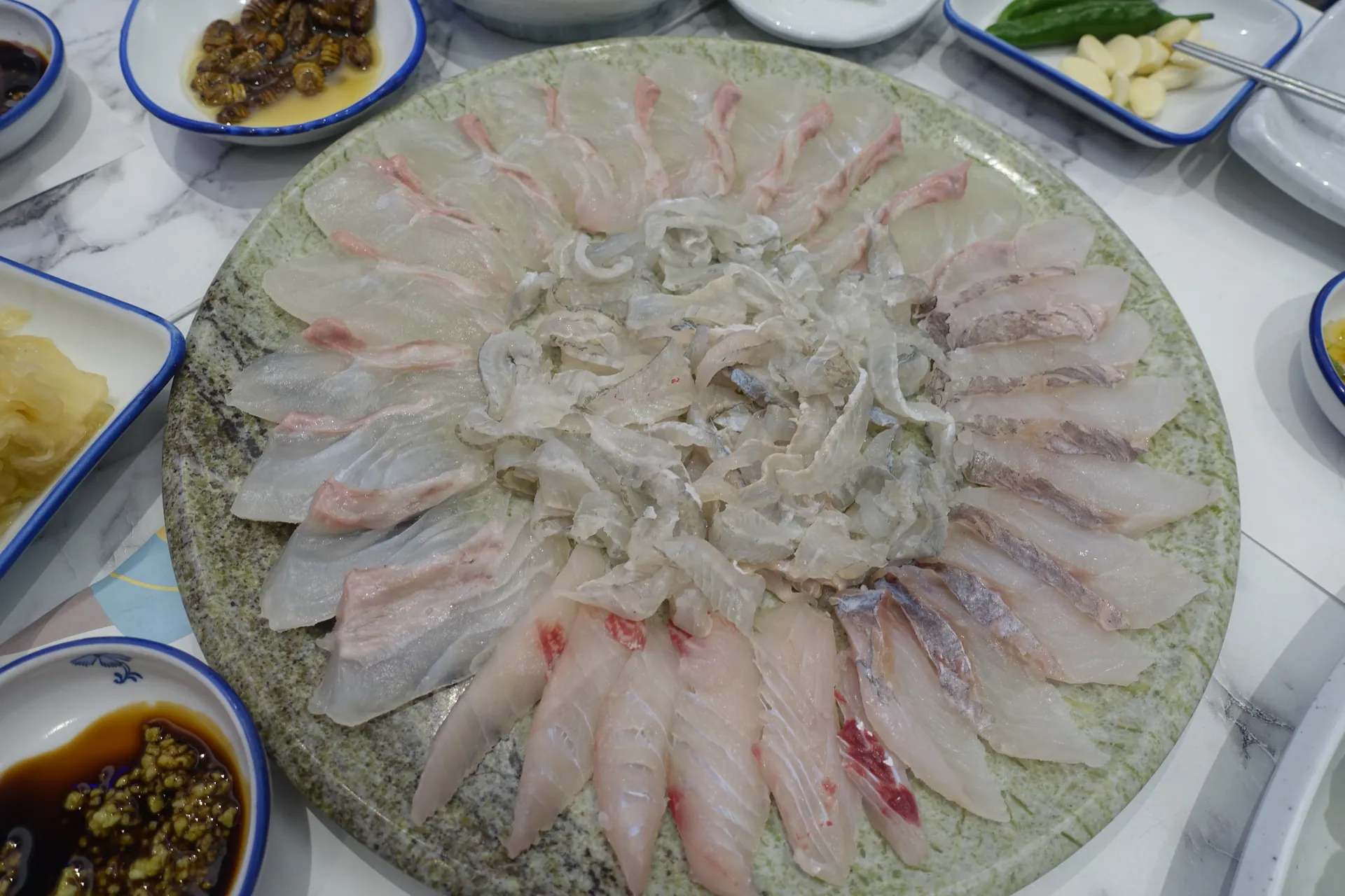 Assorted raw fish platter served at 광안리 신라횟집.
