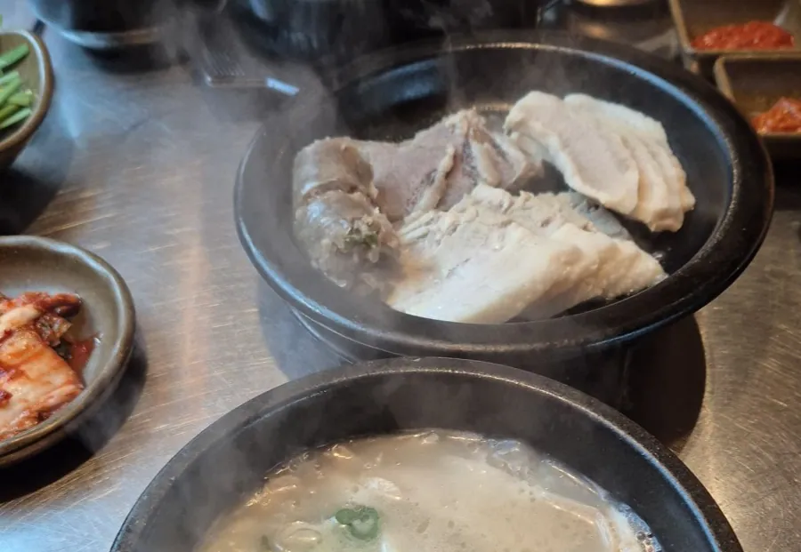 Photograph of the set meal showing two soups, pork slices, rice and side dishes, in the author’s personal meal narrative at 광안리점. No separate third-party source is indicated for this image. Article date 2026-10-08T01:53:24+09:00; capture date unconfirmed.
