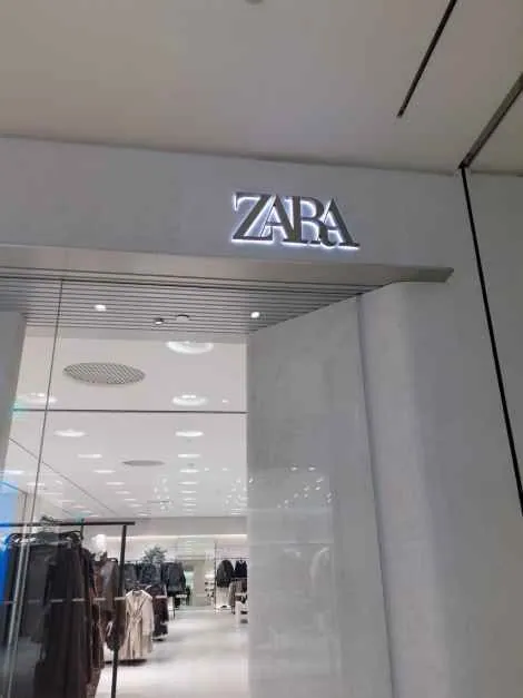 롯데백화점 센텀시티점 내부 입점 매장: ZARA 롯데백화점 센텀시티점