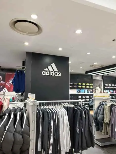 롯데백화점 센텀시티점 내부 입점 매장: 아디다스 롯데백화점 센텀시티점