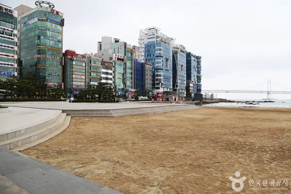 민락해변공원 민락해변공원 해변과 도심 스카이라인