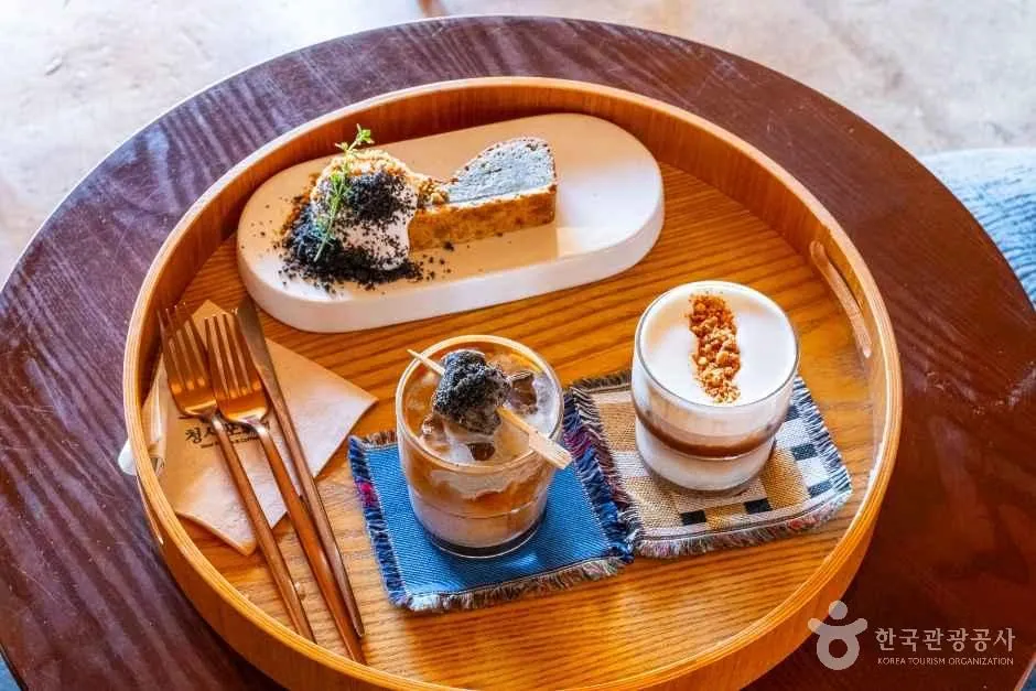 청사포역 카페 건물·좌석·음료와 주변 청사포 바다 풍경 (기관 제공 사진, 촬영시점 미상)
