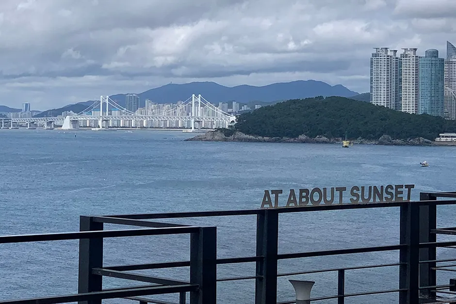 엣지993 실내와 테라스 바다 조망 (기관 제공 사진, 촬영시점 미상)