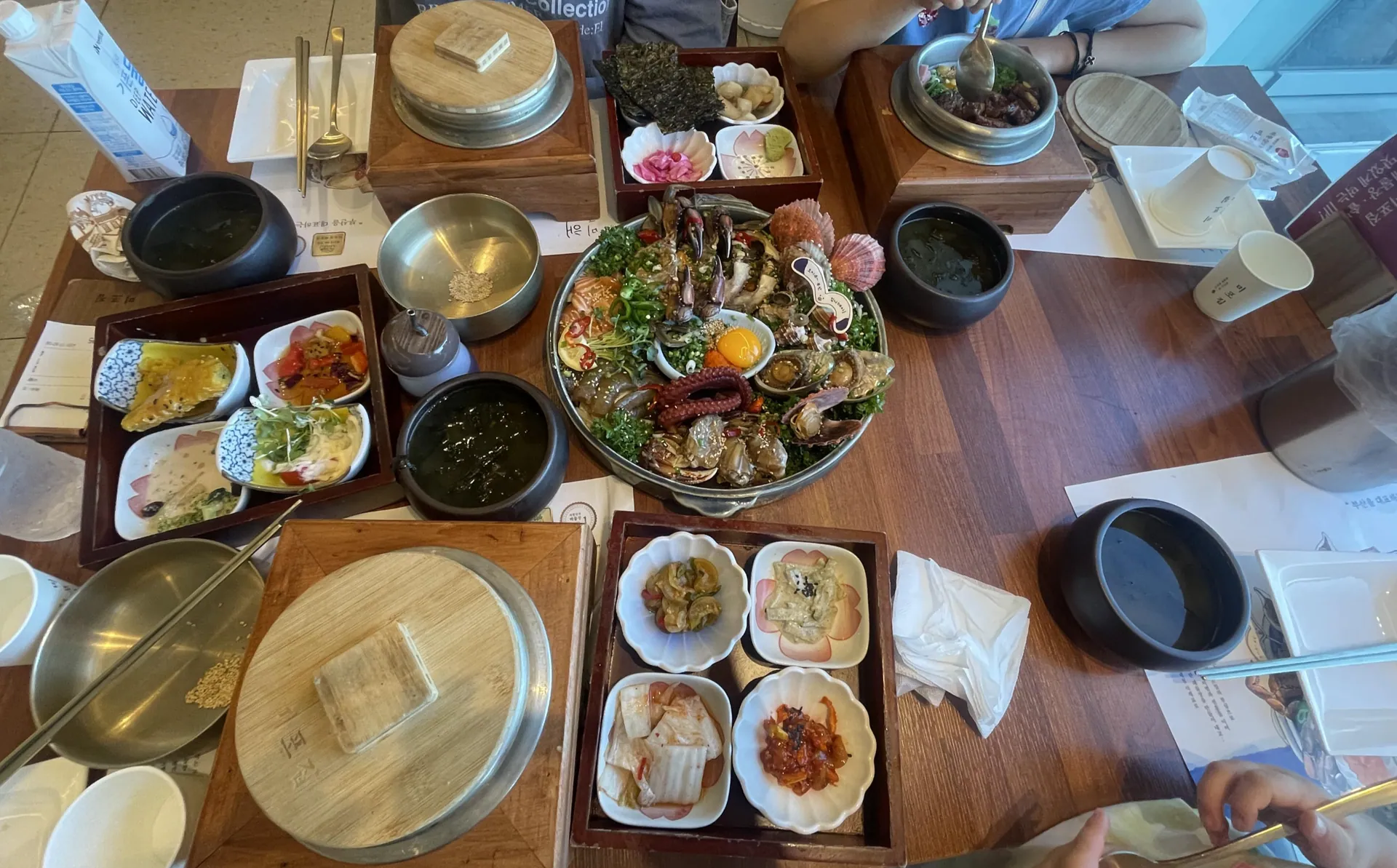 Firsthand meal photo showing the seafood-roe set meal and rice pots at the exact branch; article describes this as its 한상차림. Article published 2024-01-01T08:26:35+09:00; image capture date unconfirmed.