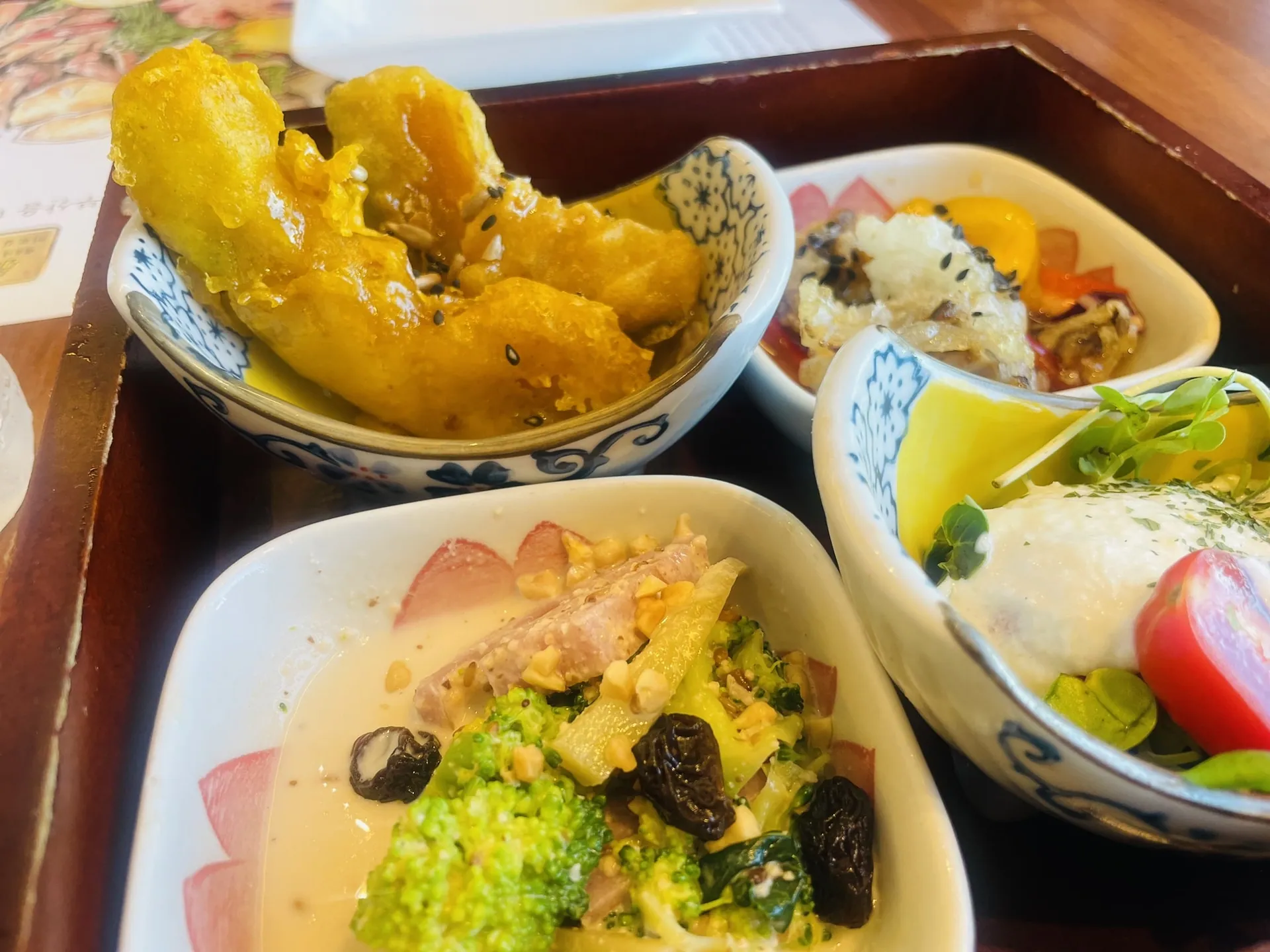 Close view of the photographed side dishes served as part of the exact branch meal; article discusses the meal components. Article published 2024-01-01T08:26:35+09:00; image capture date unconfirmed.