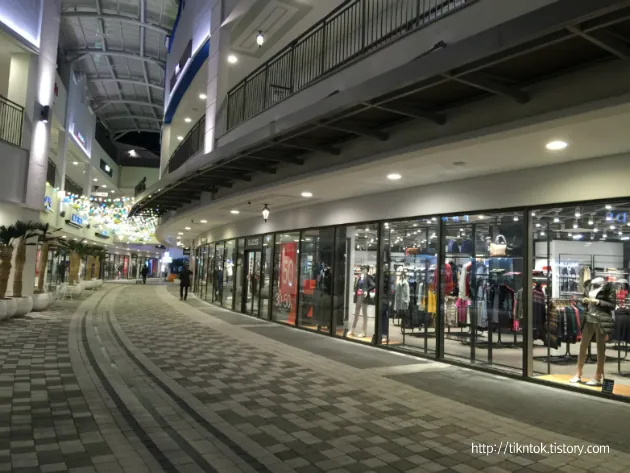 Retail promenade inside 롯데몰 동부산점.