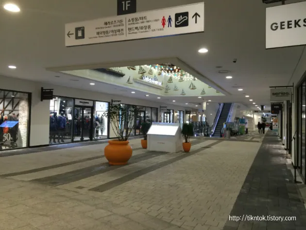 Interior passage at 롯데몰 동부산점.