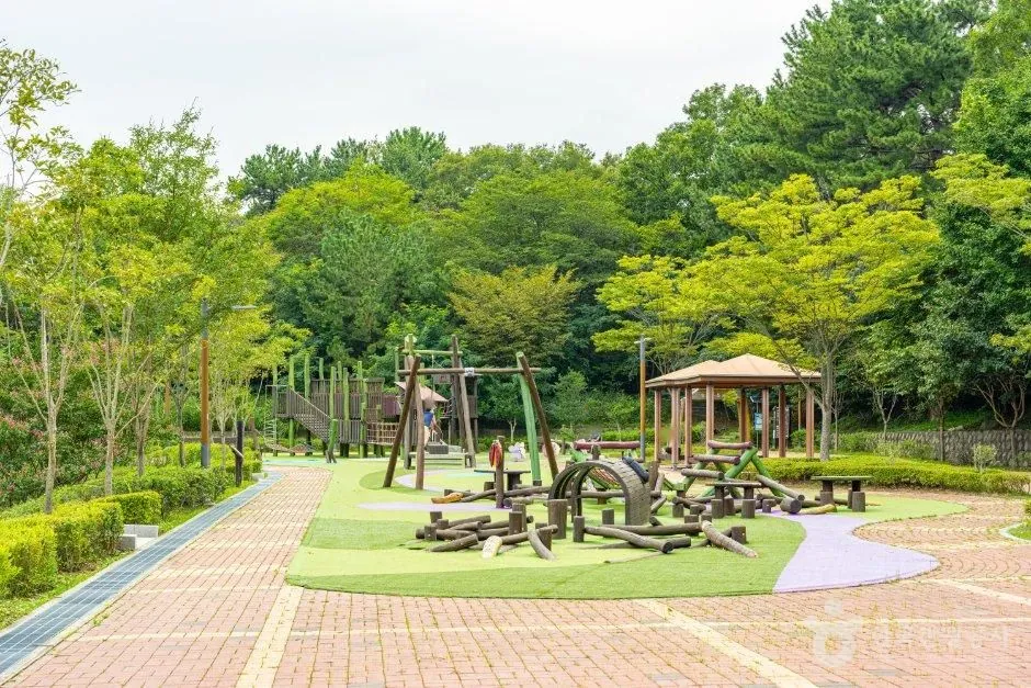 반송공원 공원 산책로와 운동공간