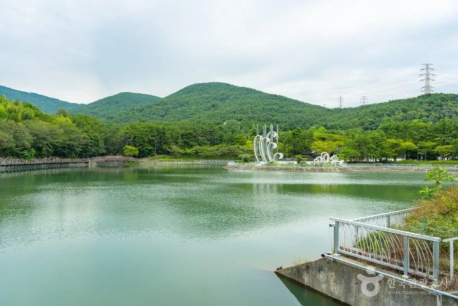 대천공원 (부산 해운대구 좌동·장산로) — 호수와 다리 전경