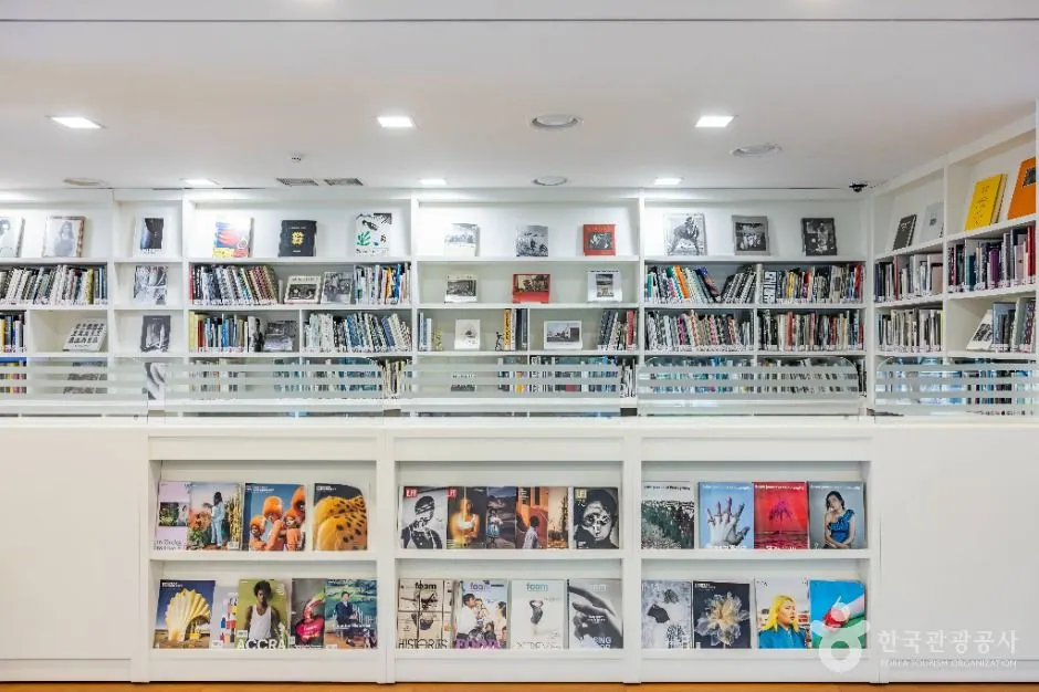 고은사진미술관 미술관 자료실 사진책 서가