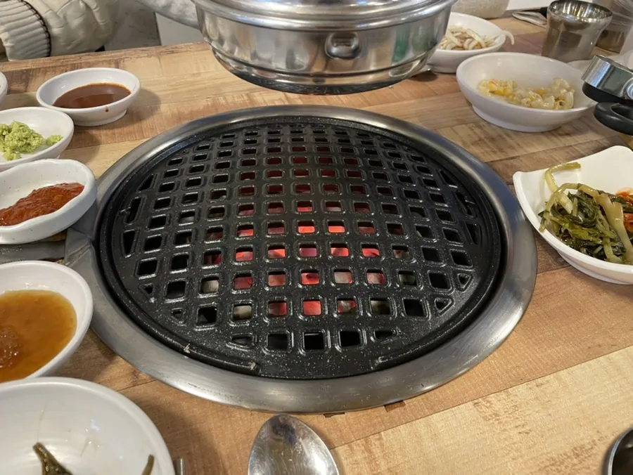 A table grill and side dishes in the author’s Hallim-branch visit; supplementary dining detail.