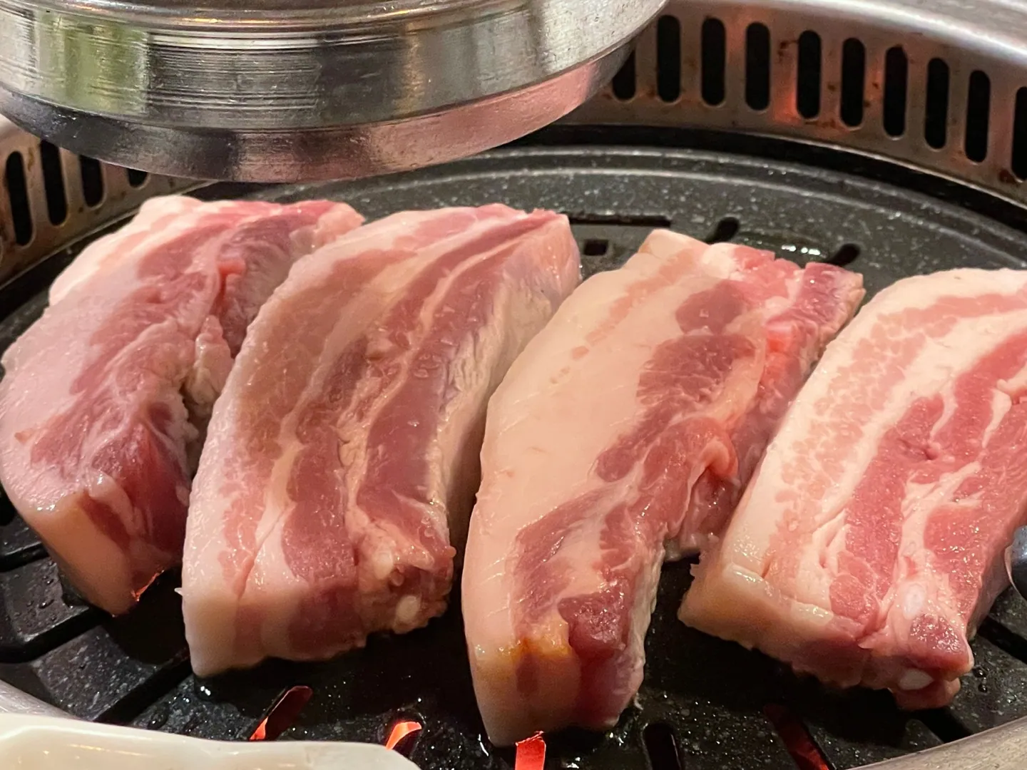 화포식당 한남점 · 원문 게시 당시 방문 사진 (2022-06-01T13:42:51+09:00). 원문 지점·방문 서술과 현장 간판·공간·음식 사진을 대조해 직접 촬영 및 대상 귀속 확인.