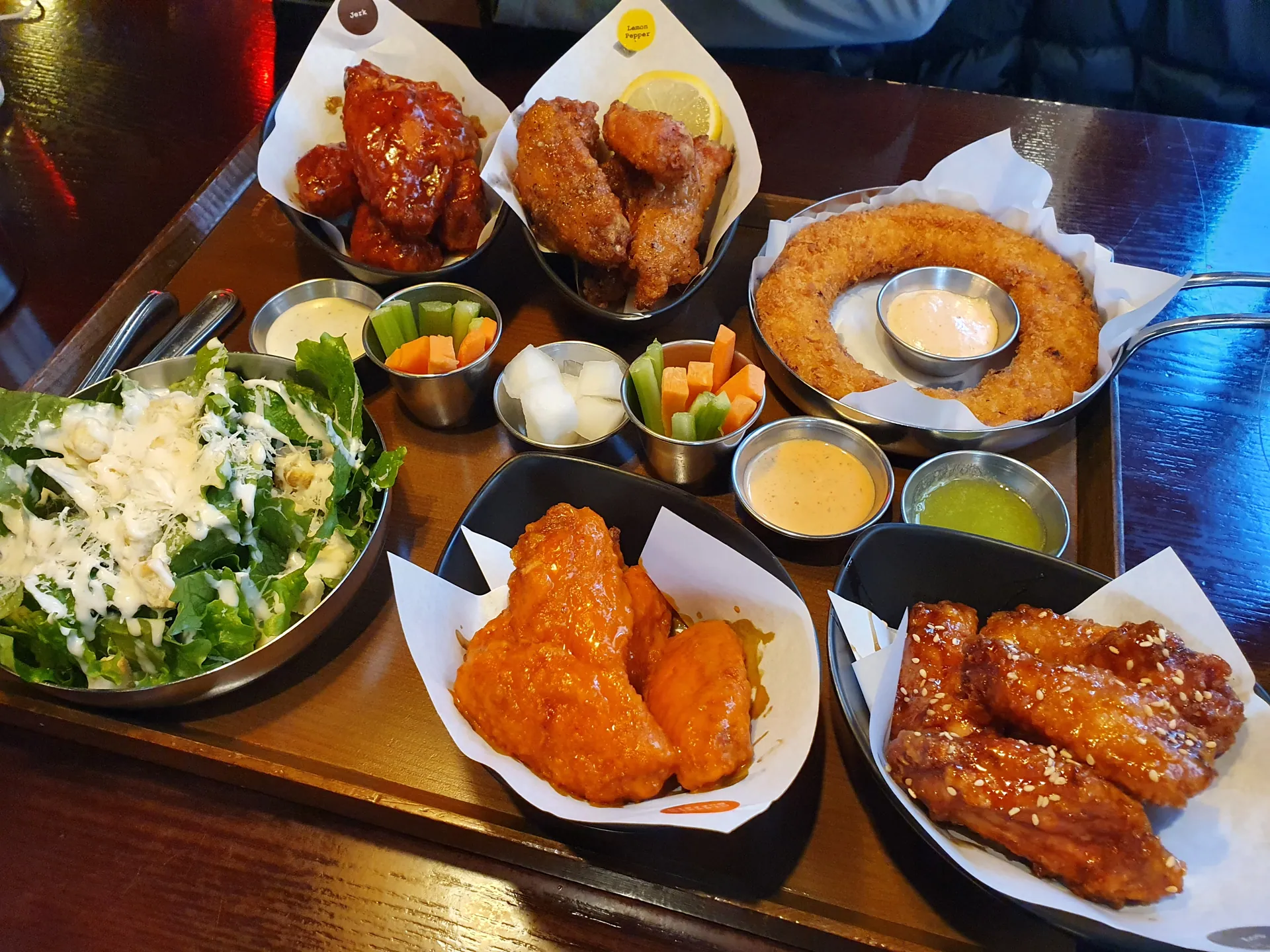 네키드윙즈 — 여러 맛의 치킨윙 세트 (2021-12-19 원본 EXIF, 2022-02-19 게시)