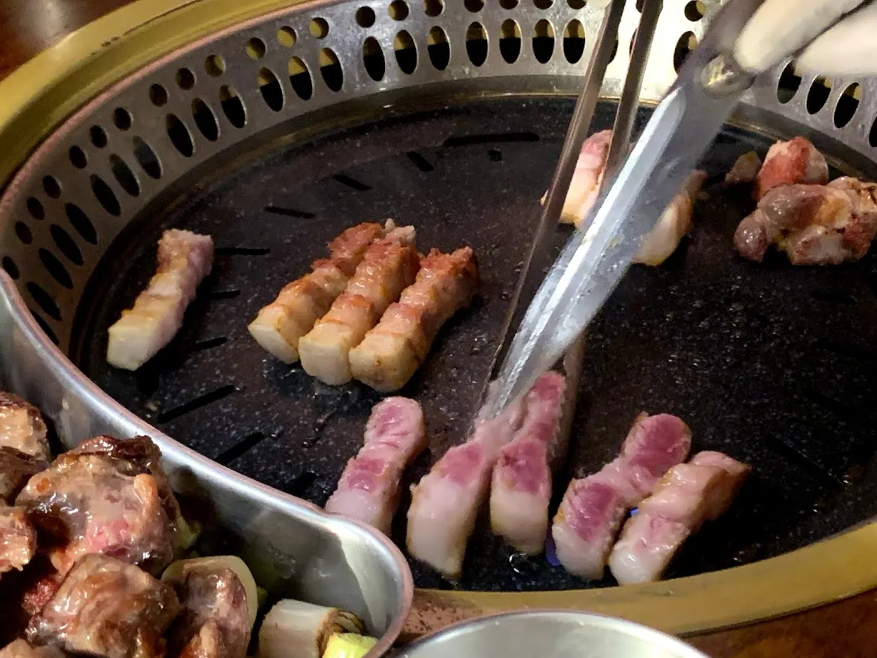 돼지래스토랑 둘째 — 불판에서 굽고 있는 돼지고기 (2021-06-11 게시, 촬영일 미확인)