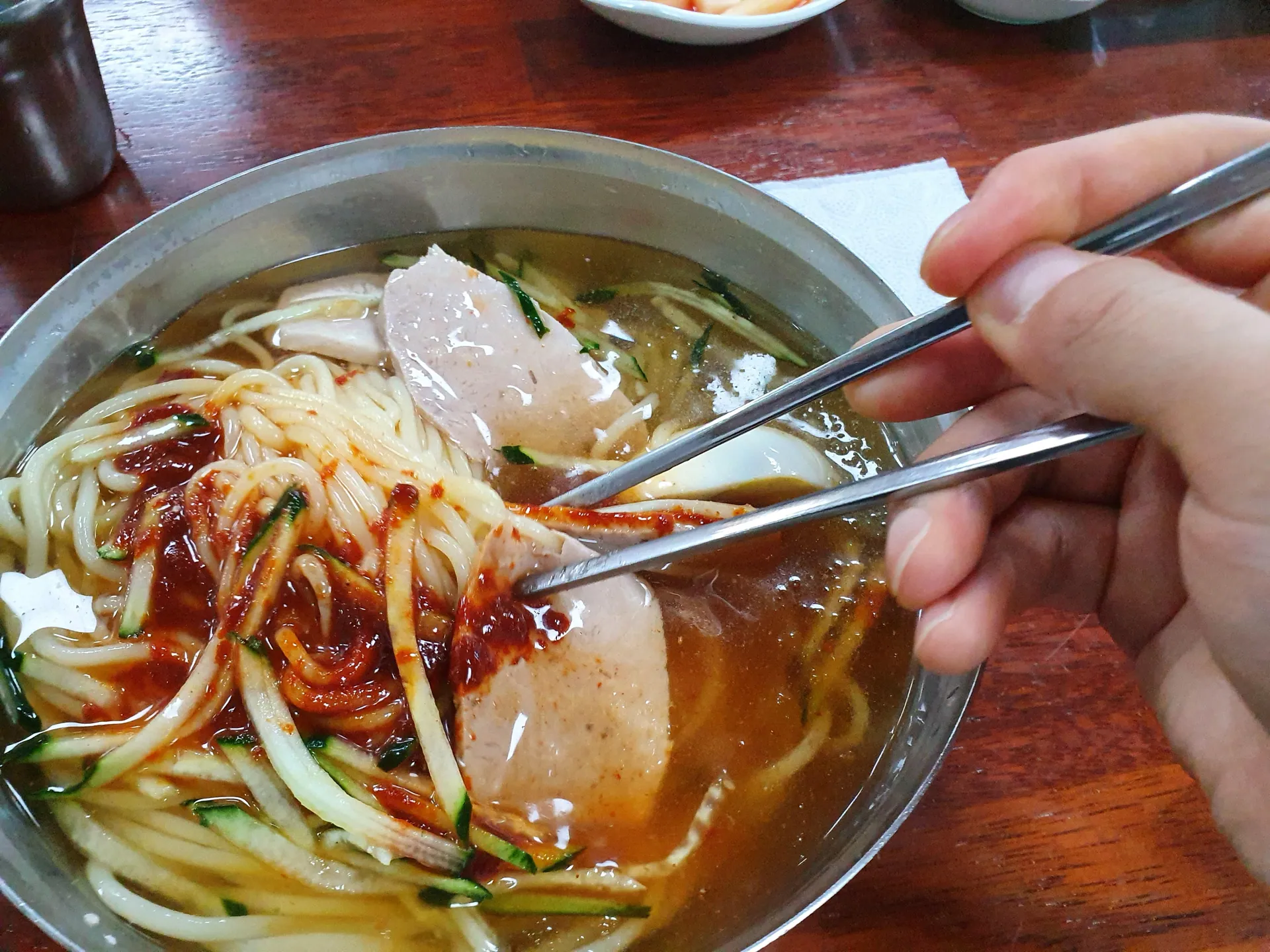 산방식당 제주점 — 밀냉면을 젓가락으로 섞는 모습 (2022-11-09 게시, 촬영일 미확인)