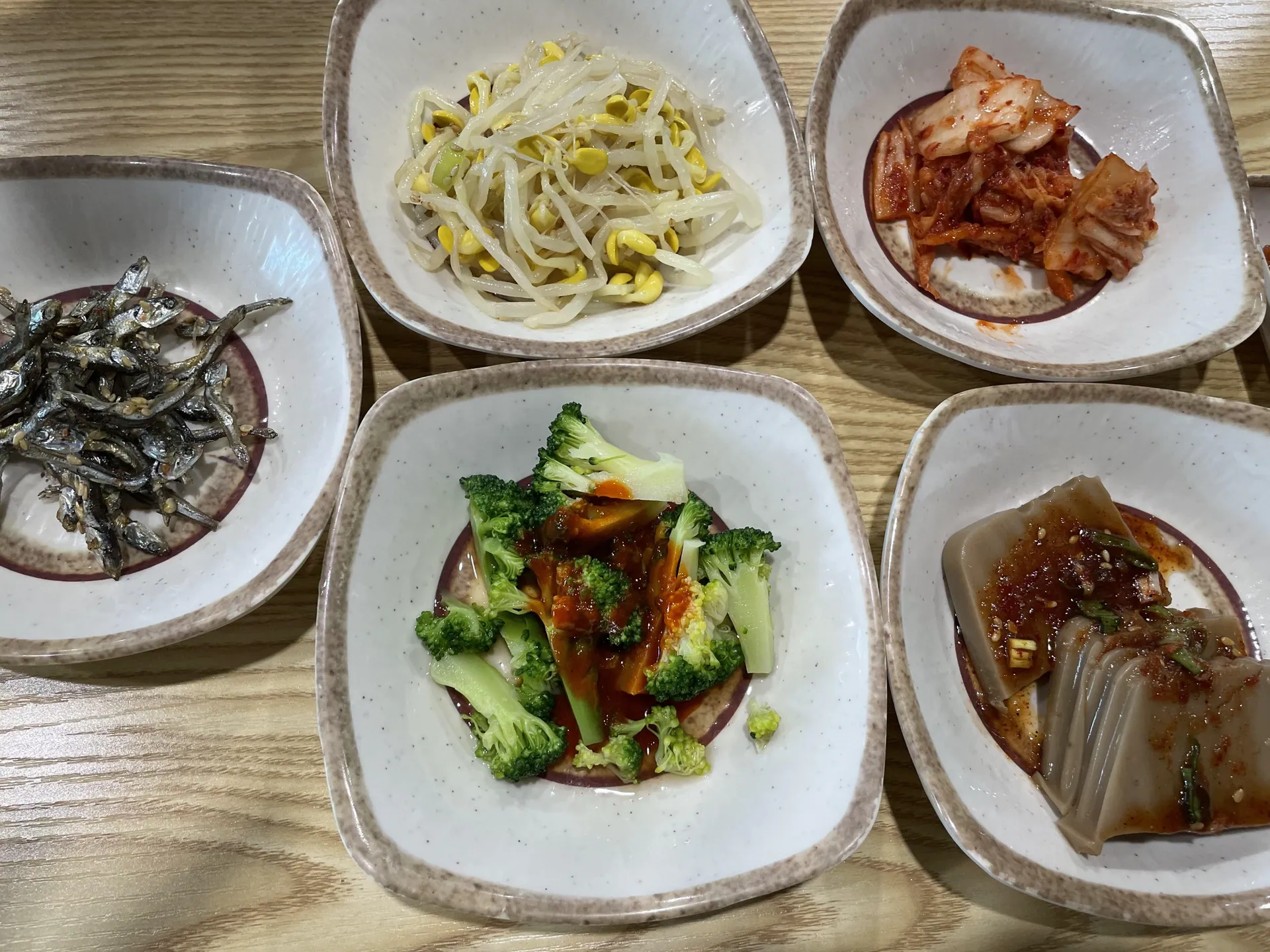 영춘식당 — 여러 가지 밑반찬 (2023-02-16 게시, 촬영일 미확인)
