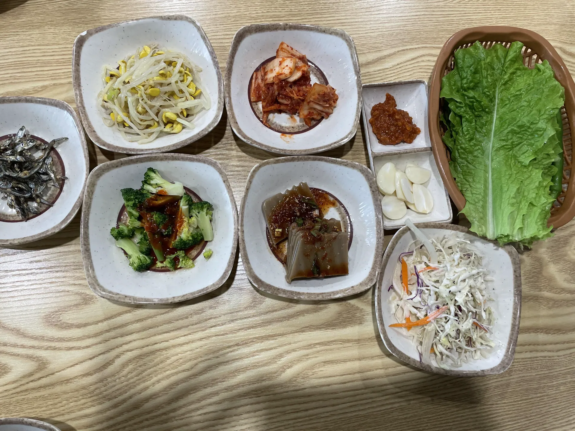 영춘식당 — 밑반찬 상차림 (2023-02-16 게시, 촬영일 미확인)