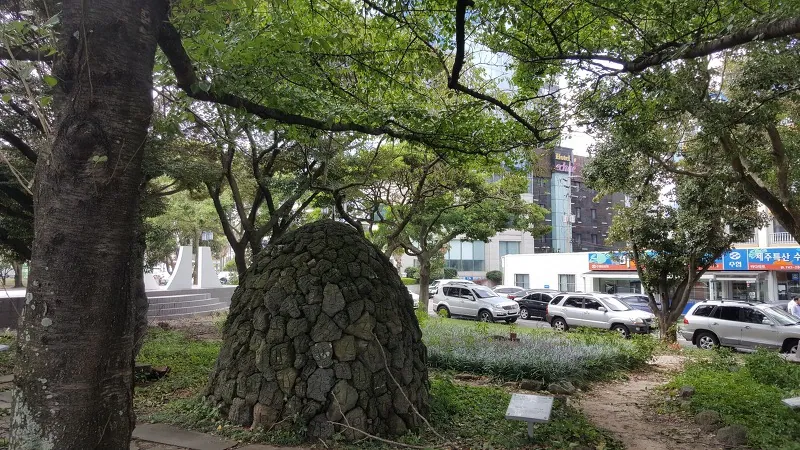 삼다공원 — 나무와 돌탑 (2018-08-25 게시, 촬영일 미확인)