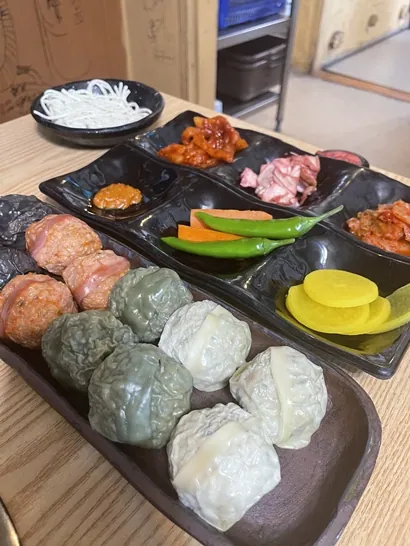 장인의집 애월본점 — 색색의 만두와 반찬 (2022-05-14 게시, 촬영일 미확인)