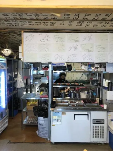 장인의집 애월본점 — 식당 내부와 벽면 사인 (2022-05-14 게시, 촬영일 미확인)