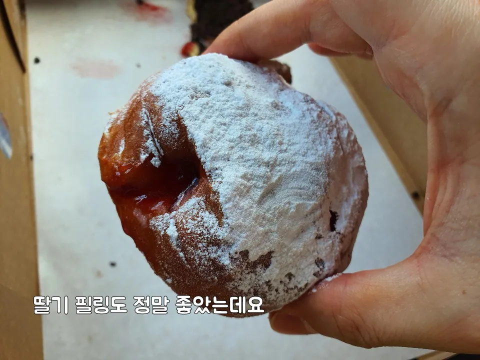 랜디스도넛 제주애월점 — 슈거를 입힌 필링 도넛 (2021-03-08 게시, 촬영일 미확인)