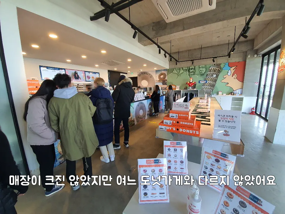 랜디스도넛 제주애월점 — 매장 안 주문 대기 공간 (2021-03-08 게시, 촬영일 미확인)