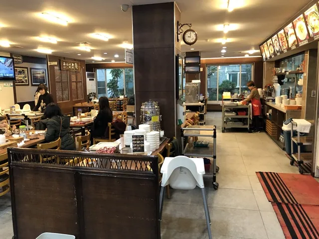 국수마당 본점 — 식당 내부와 조리대 (2020-01-31 게시, 촬영일 미확인)
