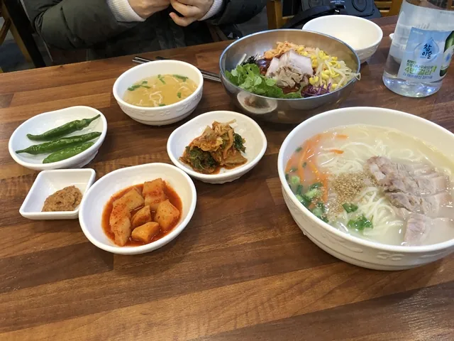 국수마당 본점 — 주문한 국수 두 그릇과 반찬 (2020-01-31 게시, 촬영일 미확인)