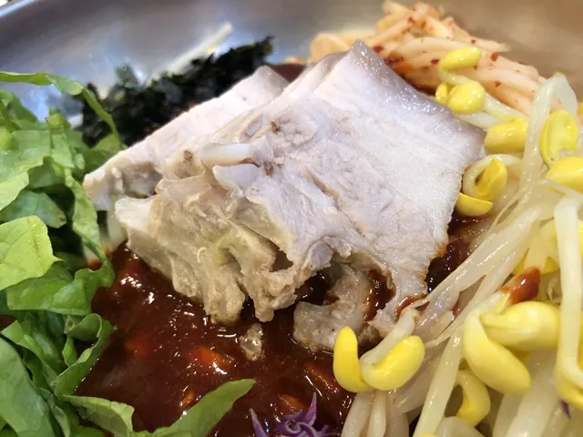 국수마당 본점 — 비빔국수의 돼지고기 (2020-01-31 게시, 촬영일 미확인)