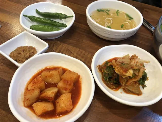 국수마당 본점 — 밑반찬과 국물 (2020-01-31 게시, 촬영일 미확인)