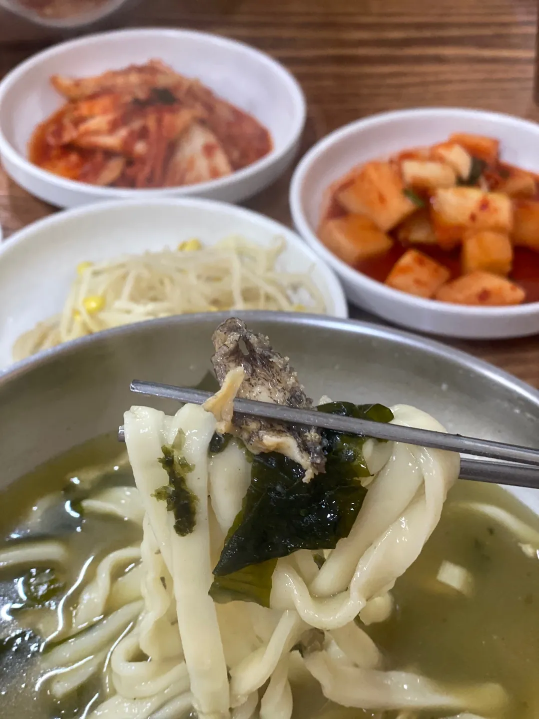옥돔식당 — 젓가락으로 들어 올린 칼국수 (2022-04-22 게시, 촬영일 미확인)