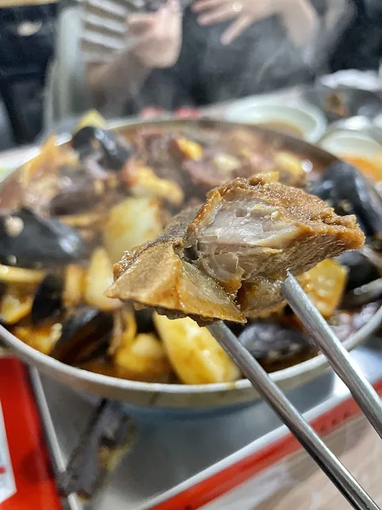 옥만이네 제주금능협재점 — 해물과 갈비 한 젓가락 (2023-02-16 게시, 촬영일 미확인)