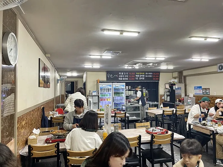 옥만이네 제주금능협재점 — 식사 중인 손님과 내부 좌석 (2023-02-16 게시, 촬영일 미확인)