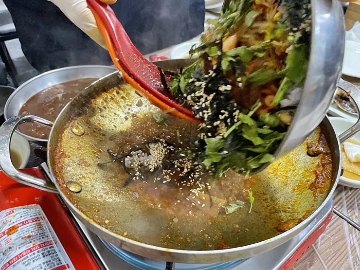 옥만이네 제주금능협재점 — 볶음밥을 만드는 과정 (2023-02-16 게시, 촬영일 미확인)