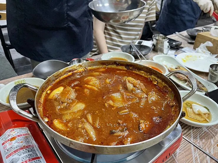 옥만이네 제주금능협재점 — 해물갈비찜 국물 (2023-02-16 게시, 촬영일 미확인)