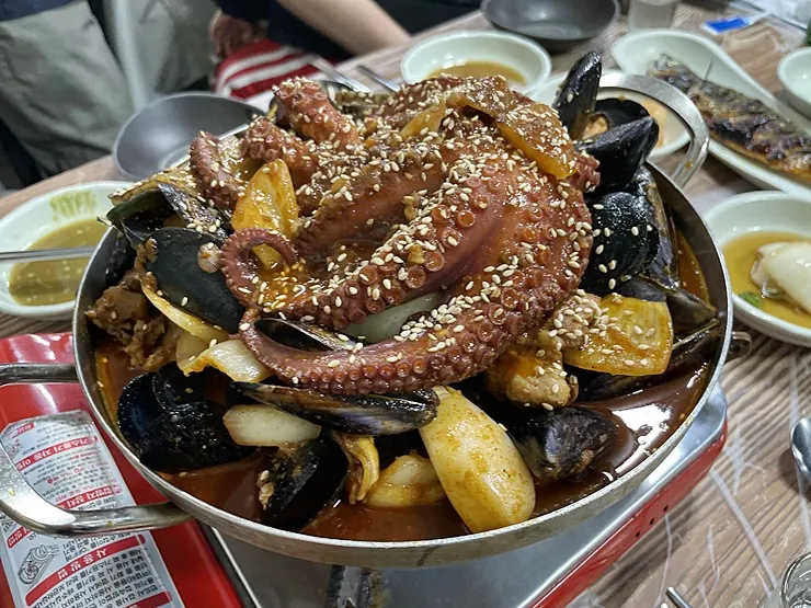 옥만이네 제주금능협재점 — 문어와 갈비가 담긴 냄비 (2023-02-16 게시, 촬영일 미확인)