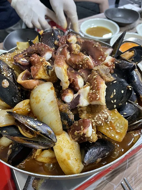 옥만이네 제주금능협재점 — 먹기 전 해물갈비찜 (2023-02-16 게시, 촬영일 미확인)