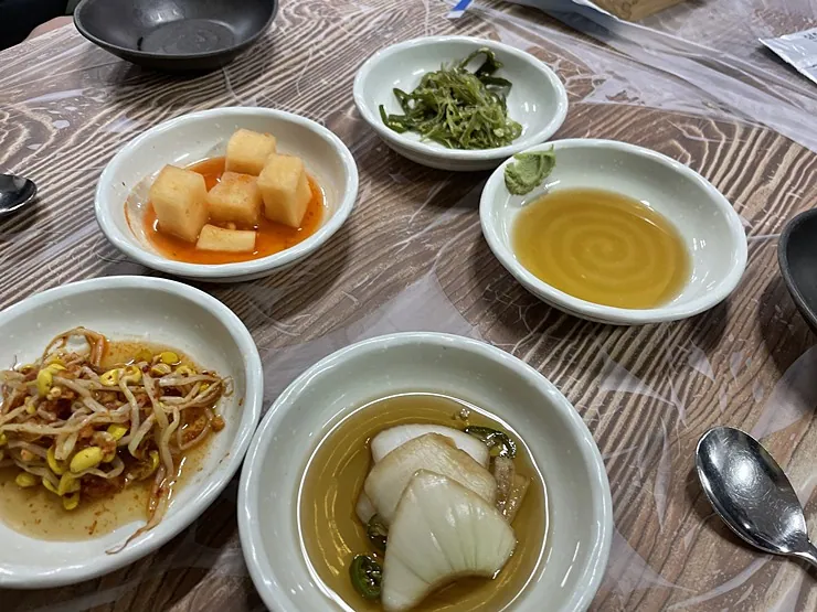 옥만이네 제주금능협재점 — 밑반찬 (2023-02-16 게시, 촬영일 미확인)